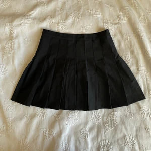 Pleated kjol! - Säljer denna jätte fina “pleated” kjol då den är tyvärr alldeles för liten för mig. Eftersom den är alldeles för liten har den aldrig blivit använd och har bara legat i en garderob så skicket är helt perfekt, den hade dock små ”säkerhetsshorts” på insidan som jag har klippt bort men det syns inte. Annars är den jättefin och skulle passa perfekt nu till sommaren! Kjolen är en asiatisk L så skulle säga att den är den mer som en S, M i storleken. Köpte för 300+ frakt och import från anibiu så säljer den för 200 nu