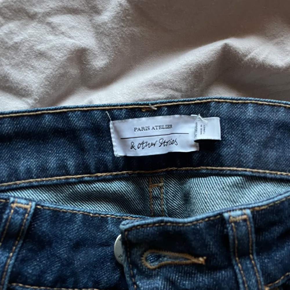 Mörk blåa raka byxor från ”& other stories” storlek 25, längden är perfekt på mig som är 156 💗 tänker 150kr (inräknat frakt!) 🙏🏼. Jeans & Byxor.