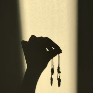 Söta silver örhängen🦋 - Säljer ett par söta silver örhängen.🍁 Vet dock inte vart de är köpt men säljer ganska billigt.🦋  Buda gärna priser i kommentarerna (kan möljigsvis sänka priset.) Detaljer hittas på sista bilden!🦋