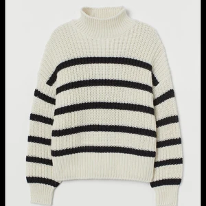 Svart vit randig tröja  - Säljer denna mysiga stickad tröjan, säljs i fint skick. Slutsåld på HM. Köparen står för frakten❤️