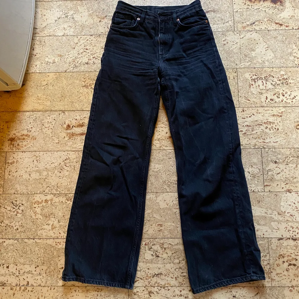 Ett par svarta jeans från monki, storlek 25 🦋 frakt 66kr . Jeans & Byxor.
