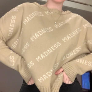 Madlady tröja  - Tjock och mysig stickad tröja från madlady, jättefint skick!💛