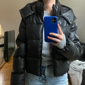 Svart pufferjacka skinn  - En svart pufferjacka från NAKD. Köpt förra vintern. Fint skick