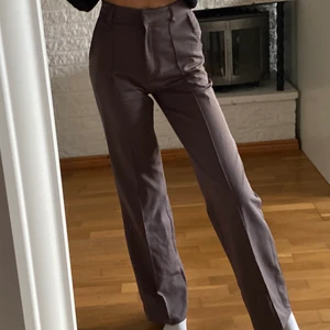 Gråa kostymbyxor - Säljer dessa gråa kostymbyxor! De bara använda ett fåtal gånger. Från madlady i storlek S, köpte de för 499kr och säljer för 199kr plus frakt!☺️