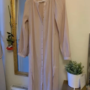 Puderrosa klänning - Fin puderrosa klänning från H&M. Storlek 34. 