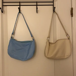 Blå och beige väskor - Säljer dessa två väskor för 15 kr styck om någon är intresserad🤍? Lite olika material men svårt att förklara men den blå har mer plastaktigt material😆 kan mötas upp i Stockholm. Priser kan diskuteras. 