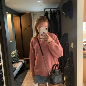 Zara väska  - Säljer en svart zara väska men silvrig kedja, använd fåtal gånger💗