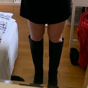 Zara boots - Intressekoll, inte helt säker på att jag vill sälja men de har ej kommit till användning så mkt tyvärr💕 jättefint skick, höga skaft så dom går verkligen upp hela vägen till knät. ( så många som var intresserade så har startat budgivning)