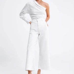 Marine Straight Zara Jeans - Vita raka Zara jeans i modellen ”Marine straight”. Köpt för något år sedan, endast använda en gång och de säljs inte längre i butik. Inga fläckar osv. Relativt stretchigt material och skulle säga att de passar strl 34-38. 💗 Köparen står för frakt!