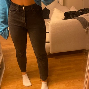 Zarajeans storlek 36 - Zara jeans sparsamt använda, mellan höga i midjan. Mörk gråa. 