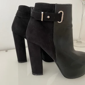 Strl 37 - Stövletter strl 37 ,, svarta / mocka /skinnimitation 