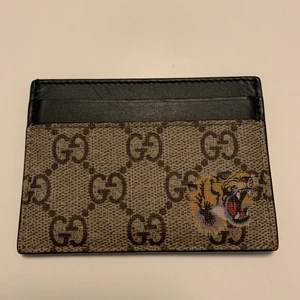Äkta Gucci GG Supreme Tigerprint  - Äkta Gucci GG Supreme cardholder med svart läder och fem kortfickor. Använd men den är i väldigt bra skick. Äkthetsstämpel på insidan samt serienummer.  INGA BYTEN.