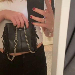 Maje väska - Säljer min super fina Maje Mini Leather M bag❤️‍🔥 Säljer pågrund av att det inte kommit till användig mer än 4 gånger. Den har inga skador eller effekter. Köpt på Maje butiken inne i Sthlm för 2149kr.     