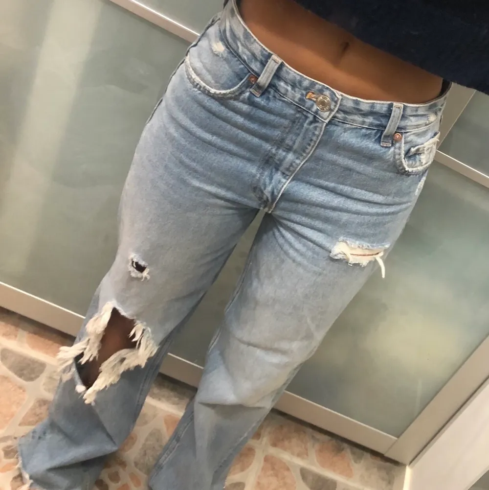 superfina jeans med slitningar från Zara, knappt använda och i nyskick. storlek s/36. går över fötterna på mig som är 173cm men passar nog även om du är lite längre samt går att klippa av om du är kortare. . Jeans & Byxor.