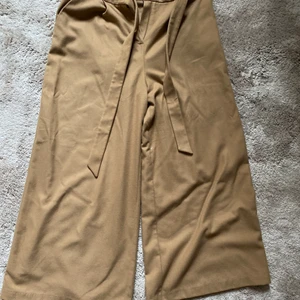 Beiga mockabyxor - Supercoola beiga mockabyxor från Collection Pimkie! Sitter hur snyggt som helst o passar flera olika storlekar! Köpte för 499kr nypris men säljer för endast 300kr! Passar alla från 34 till 40