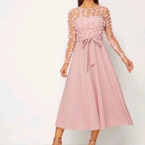 Shein  - Har inga bilder på denna klänning jag tycker it om den det går och Diskutera pris  