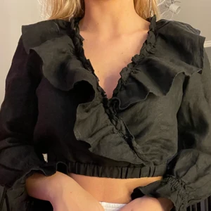 Svart linne-blus - Väldigt cool och snygg svart blus i linne från & Other stories🖤 använd få gånger och är därför i mycket bra skick! Säljer pga använder inte så mycket. Kontakta ifall du är intresserad🙌🏼