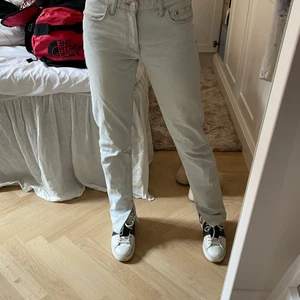 Ljusblåa jeans med slits från Zara - Använd fåtal gånger, kommer bara inte till använding. Pris på frakt är jag osäker på så det kollar jag upp vid behov.