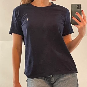 Marinblå RL t-shirt - En marinblå t-shirt från Ralph Lauren. Väldigt tjockt och skönt material och i väldigt bra skick. Storlek S men passar absolut M också!💘