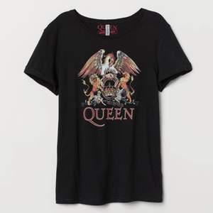 En bekväm t-shirt från divided med Queen tryck. Använd 1-2 gånger. I storlek M, men passar olika storlek beroende på önskad passform. Köparen står för frakt💕
