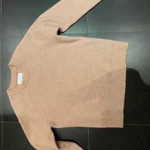 Samsoe Samsoe - Jättesnygg basic stickad tröja från samsoe samsoe i färgen rosa/beige! Endast använd ett fåtal gånger! Nypris: 1000kr