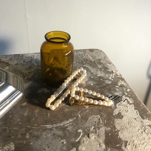 Pärlhårspännen - Säljer två pärlhårspännen för 30 kronor tillsammans! Aldrig använda. 😇