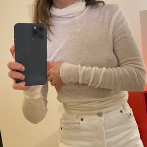 Skir polo, COS - Skir polo i 100% ull från COS. jag är en xs och polon är i medium. Därav oversize på bild