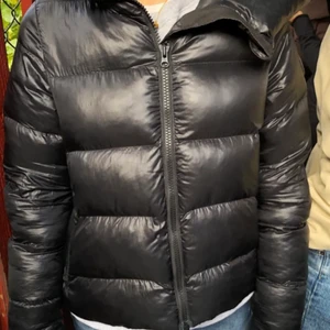 Jacka - Jätte snygg vinter jacka jag köpt här på Plick, känner att den inte riktigt passar mej, från stadium originalpris ca (1300kr) om flera är intresserade så blir det budgivning! Skriv bara om du är intresserad