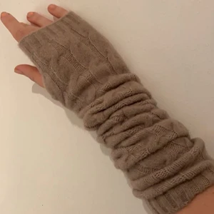 Handledsvärmare  - Helt nya handledsvärmare med    !!prislapp kvar!!  Superfina och mjuka i kabelstickat🤎