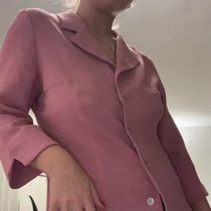 Gammelrosa skjorta / blus  - Gammelrosa skjorta / blus köpt second hand! Jättefin passform och sparsamt använd. 150 kr inkl frakt! 
