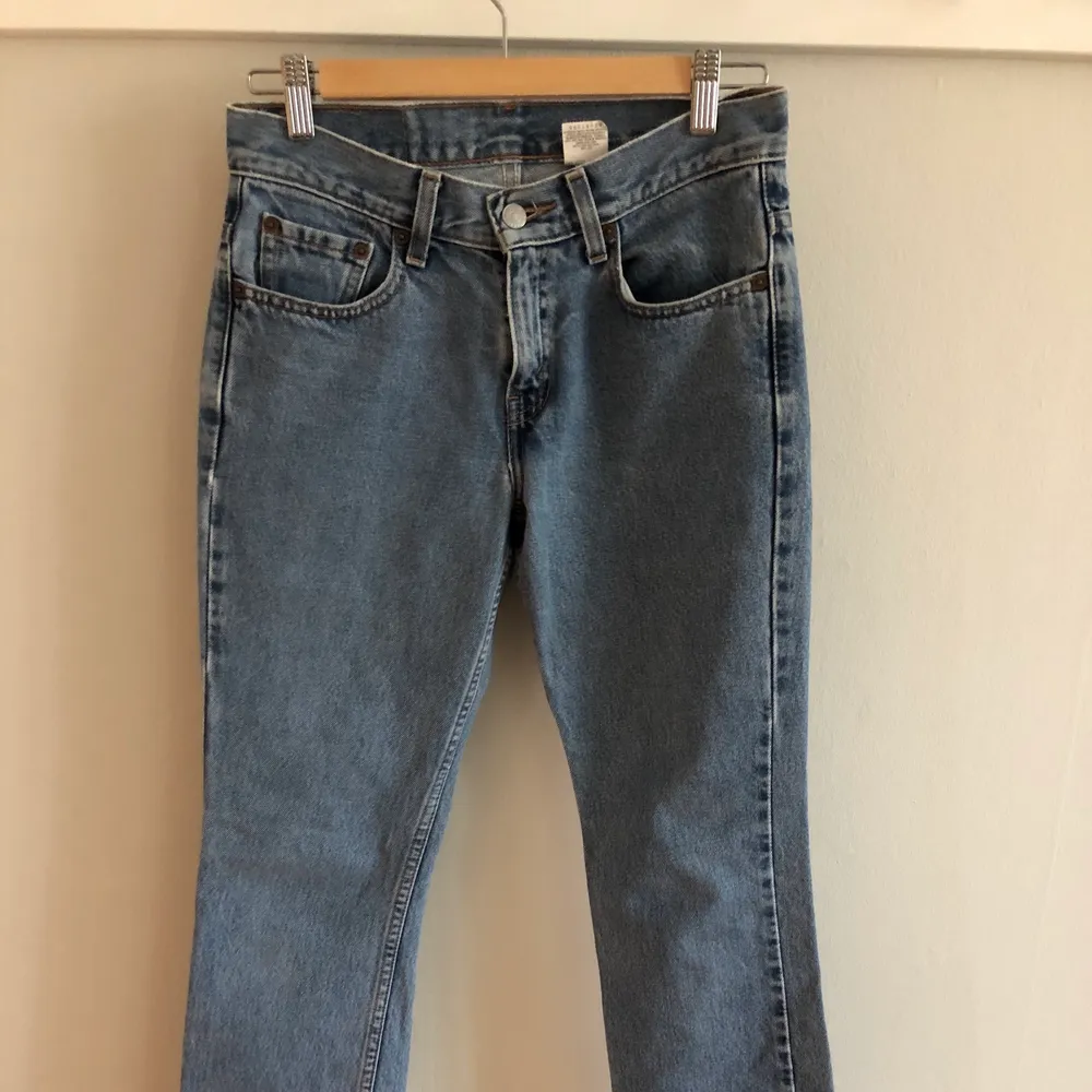 Snyggaste Levis 505 jeans! Lite lägre i midjan och tightare över låren än 501or, sitter så snyggt! Passar mig som brukar ha storlek 25/30! . Jeans & Byxor.