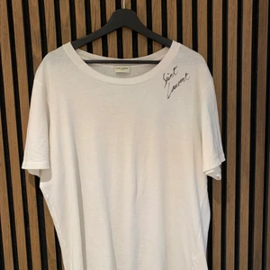 Saint laurent - Saint Laurent tisha i bra skick, inga flaws.