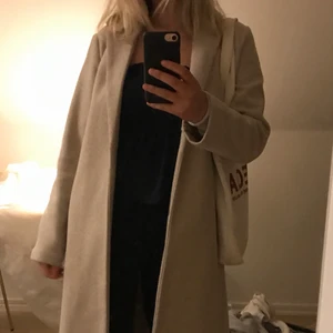 Beige kappa - Beige kappa från zara! Använd fåtal ggr💕 Pris: 200kr +frakt 66kr, Passar mig perfekt som är 169 lång❣️