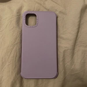 Castify ultra sustainable case IPhone 11 - Mobilskal från castify! Kostar 38€ på hemsidan men jag säljer för 300 kr (eftersom det är helt nytt) Jag betalar frakt :) skalet är för Iphone 11💜 