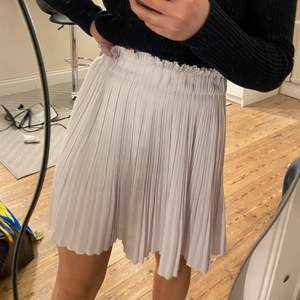 Vit plisserad kjol från na-kd, storlek 36🤍
