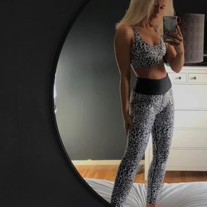 Träningssett - Träningssett i leopard från Intersport storlek s