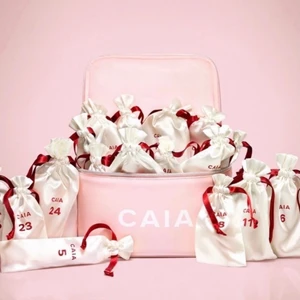 Caia julkalender  - Helt ny Caia Cosmetics Julkalender. Den är slutsåld på hemsidan! Osäker på vad frakten ligger på så det som står stämmer inte.