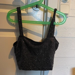 Glitter linne - En glitter topp från Nelly som är använd en gång🤍