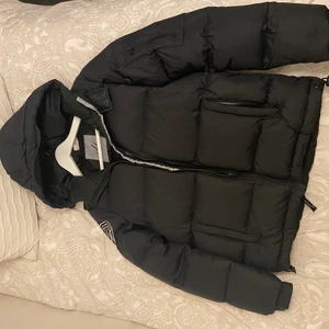 D Brand Eskimå Down Jacket storlek s - Jackan är väldigt varm och fin men kommer inte till användning. Köpptes för 2000kr. Pris kan diskuteras skriv privat för flera bilder