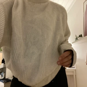 Vit stickad polo - Fin stickad vit polotröja med svarta detailer! Köpt från hm och är använd ca 15 gånger. Storlek s men lite oversized❤️