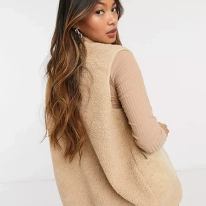 BEIGE LURVIG VÄST  - SUPER NAJS väst från NATIVE YOUTH köpt från ASOS för ca 1 år sen och använts Max 5 gånger. Så snygg och varm, lite oversize vilket är väldigt populärt nu. 