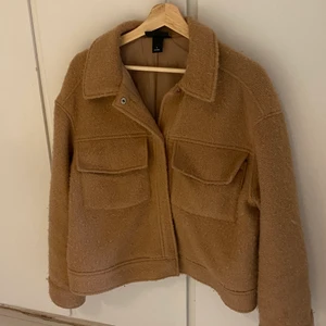  höst jacka! - Min fina Monki jacka i storlek S! Skulle säga att den är lite i kamelfärg och lite tjockare i materialet! Kan skicka fler bilder vid behov❣️