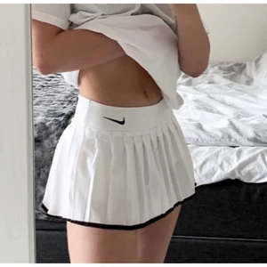 Pretty Nike kjol strl xs-s  - Jätte fin Nike kjol från plick, jätte skön men aldrig kommit till användning, Första bilden är tagen från hon jag köpte den av på plick, strl S men skulle passa en xs oxå, den har även fast syds shorts under, kjolen & shortsen är stretchiga 