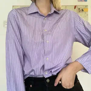 Jättefin skjorta från Calvin Klein! Den är i en vacker lavendel-lila färg!