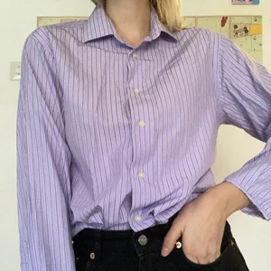 Lila skjorta från CalvinKlein - Jättefin skjorta från Calvin Klein! Den är i en vacker lavendel-lila färg!
