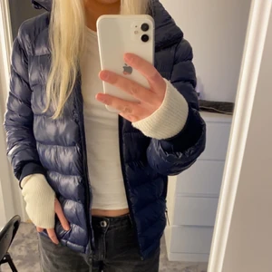 Jacka - Intressekoll⚡️ funderar på att sälja min mörkblå peak jacka, nypris 2000kr 🤍 köp direkt för 1200kr, annars buda från 800kr