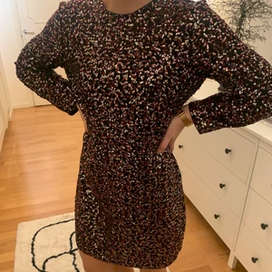 Paljettklänning  - Från H&M, bara använd vid ett tillfälle, så den är i fint skick!