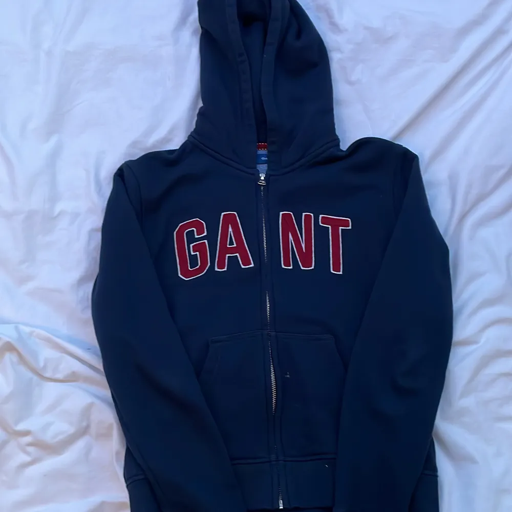 en snygg hoodie från Gant, i storlek 13-14 år. Hoodies.