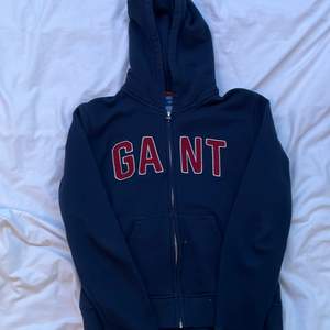 en snygg hoodie från Gant, i storlek 13-14 år