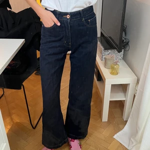 Jeans Carin wester - De perfekta mörkblå jeansen, lite flare. 